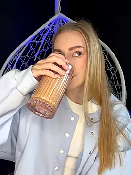 Snapshot of MilaMoone chatting on 10.14.25 MilaMoone online show from 10.14.25