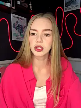 Snapshot of MilaMoone chatting on 10.15.25 MilaMoone online show from 10.15.25