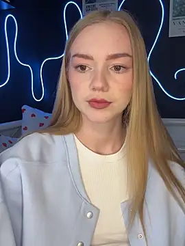 Snapshot of MilaMoone chatting on 10.16.25 MilaMoone online show from 10.16.25