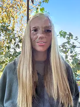 Snapshot of MilaMoone chatting on 10.17.25 MilaMoone online show from 10.17.25