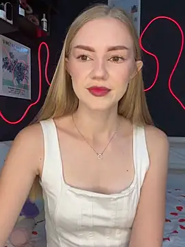 Snapshot of MilaMoone chatting on 10.18.25 MilaMoone online show from 10.18.25