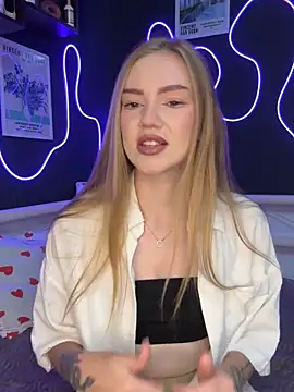 Snapshot of MilaMoone chatting on 10.19.25 MilaMoone online show from 10.19.25