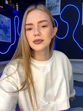 Snapshot of MilaMoone chatting on 10.20.25 MilaMoone online show from 10.20.25