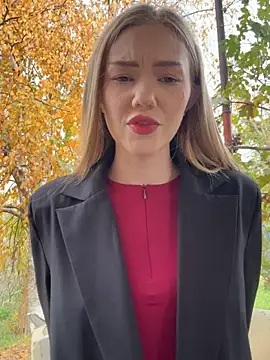 Snapshot of MilaMoone chatting on 10.24.25 MilaMoone online show from 10.24.25