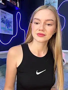 Snapshot of MilaMoone chatting on 10.29.25 MilaMoone online show from 10.29.25