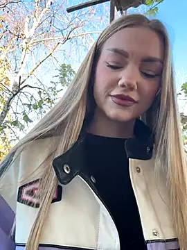 Snapshot of MilaMoone chatting on 11.02.25 MilaMoone online show from 11.02.25