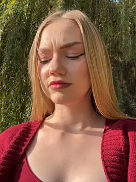 Snapshot of MilaMoone chatting on 11.06.25 MilaMoone online show from 11.06.25