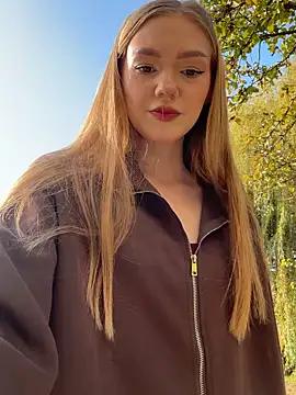 Snapshot of MilaMoone chatting on 11.07.25 MilaMoone online show from 11.07.25