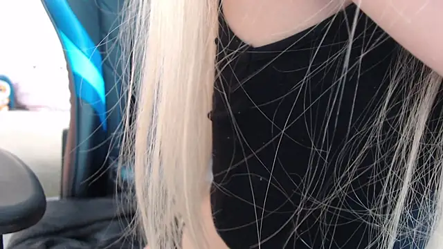 Snapshot of kissy_kissi chatting on 10.04.25 kissy kissi online show from 10.04.25