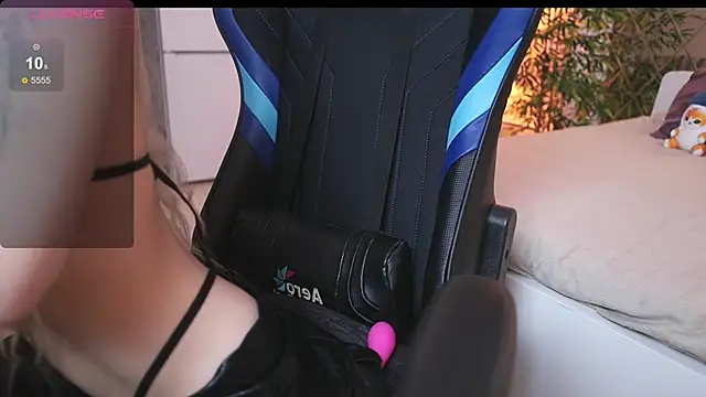 Snapshot of kissy_kissi chatting on 10.20.25 kissy kissi online show from 10.20.25