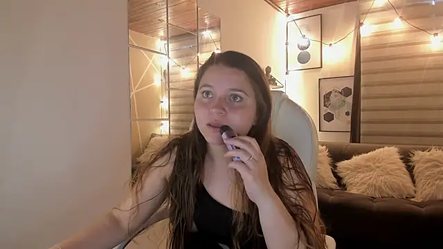 Snapshot of sophiee09_ chatting on 10.13.25 sophiee09 online show from 10.13.25