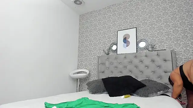 Hanna Marshall  online show from 09.24.25