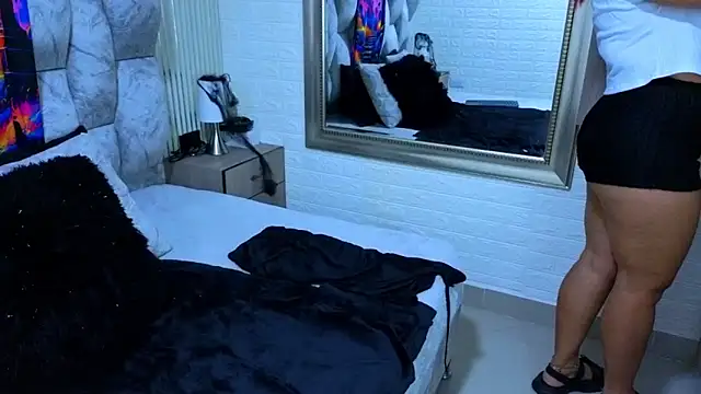 Snapshot of sofiagutierrez__ chatting on 10.19.25 sofiagutierrez online show from 10.19.25