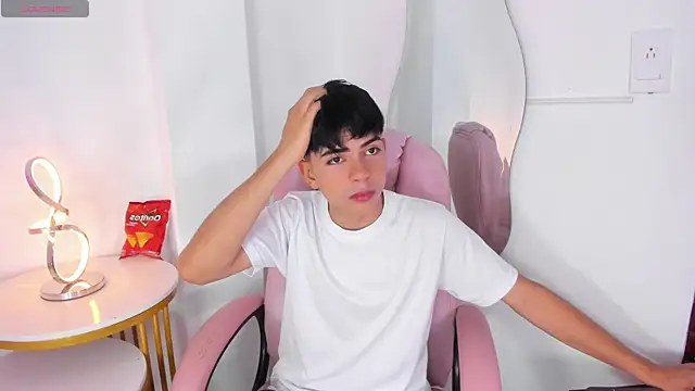 Snapshot of Peter_chase chatting on 10.01.25 Peter chase online show from 10.01.25