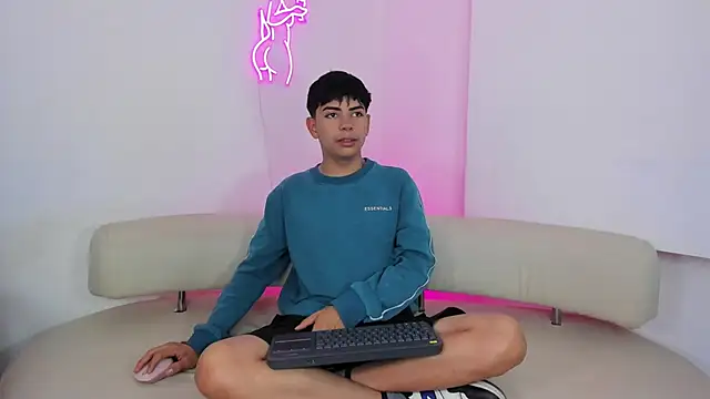 Snapshot of Peter_chase chatting on 10.04.25 Peter chase online show from 10.04.25