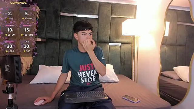 Snapshot of Peter_chase chatting on 10.05.25 Peter chase online show from 10.05.25