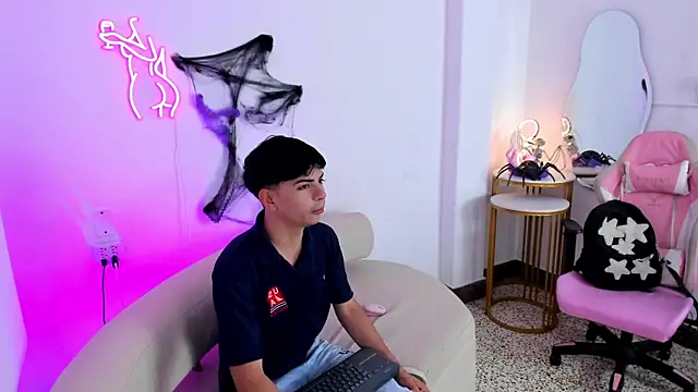 Snapshot of Peter_chase chatting on 10.15.25 Peter chase online show from 10.15.25