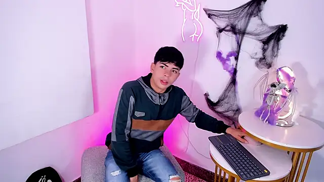 Snapshot of Peter_chase chatting on 10.22.25 Peter chase online show from 10.22.25