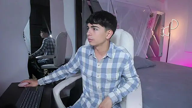 Snapshot of Peter_chase chatting on 11.06.25 Peter chase online show from 11.06.25