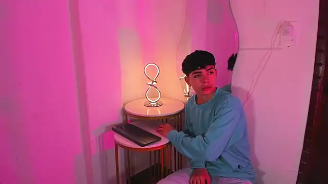 Snapshot of Peter_chase chatting on 11.07.25 Peter chase online show from 11.07.25