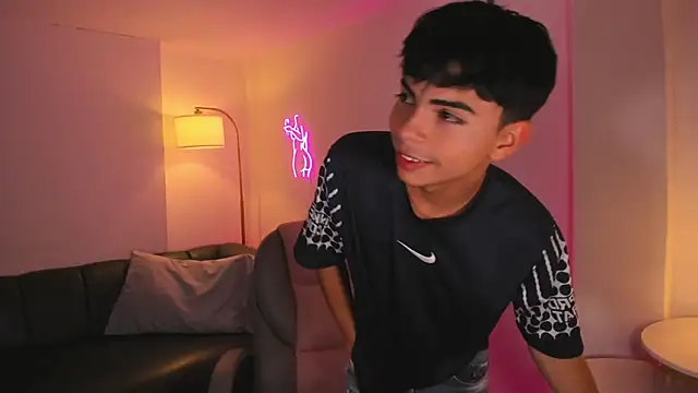 Snapshot of Peter_chase chatting on 11.08.25 Peter chase online show from 11.08.25