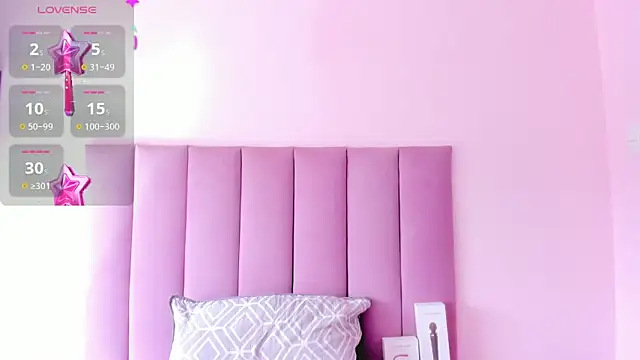 Snapshot of HoollyHendrix chatting on 09.26.25 HoollyHendrix online show from 09.26.25