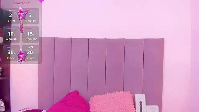 Snapshot of HoollyHendrix chatting on 10.08.25 HoollyHendrix online show from 10.08.25