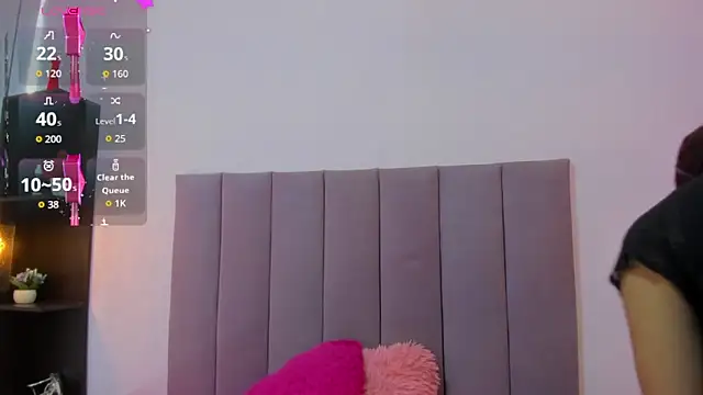 Snapshot of HoollyHendrix chatting on 10.21.25 HoollyHendrix online show from 10.21.25