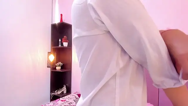 Snapshot of HoollyHendrix chatting on 10.24.25 HoollyHendrix online show from 10.24.25