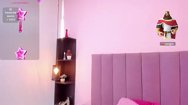 Snapshot of HoollyHendrix chatting on 10.29.25 HoollyHendrix online show from 10.29.25