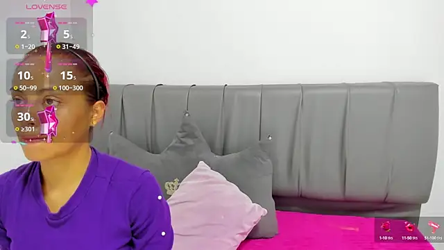 Snapshot of HoollyHendrix chatting on 10.30.25 HoollyHendrix online show from 10.30.25