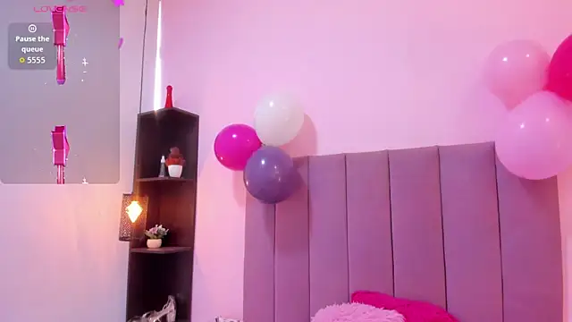 Snapshot of HoollyHendrix chatting on 11.05.25 HoollyHendrix online show from 11.05.25