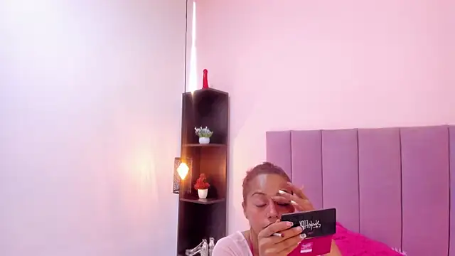 Snapshot of HoollyHendrix chatting on 11.10.25 HoollyHendrix online show from 11.10.25