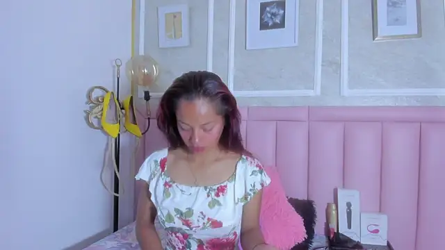 HoollyHendrix online show from 03.03.26