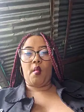 Snapshot of Ebony-Goddess19 chatting on 10.29.25 Ebony-Goddess19 online show from 10.29.25