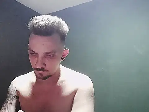 Snapshot of guesswhatbitch chatting on 10.04.25 guesswhatbitch online show from 10.04.25