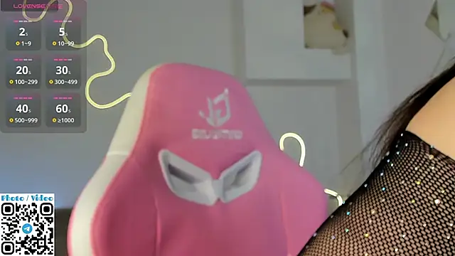 Snapshot of Helen_Spark chatting on 10.13.25 Helen Spark online show from 10.13.25