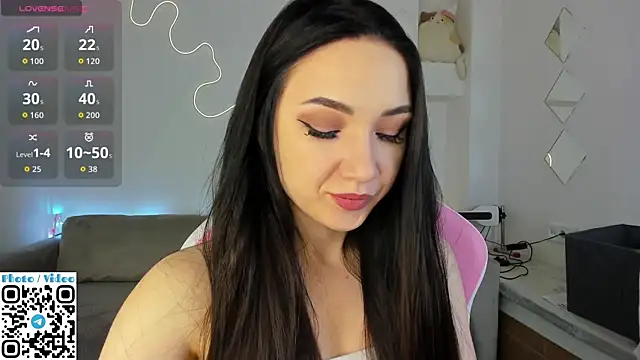 Snapshot of Helen_Spark chatting on 10.22.25 Helen Spark online show from 10.22.25