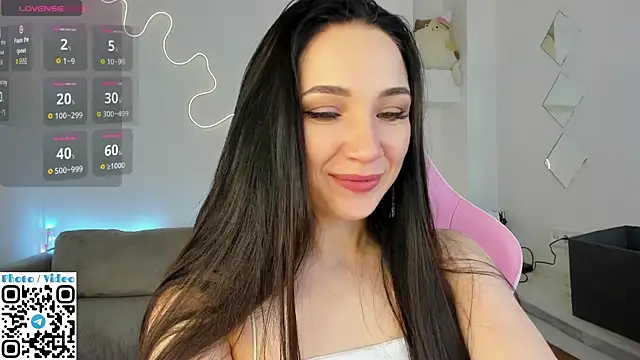 Snapshot of Helen_Spark chatting on 10.26.25 Helen Spark online show from 10.26.25