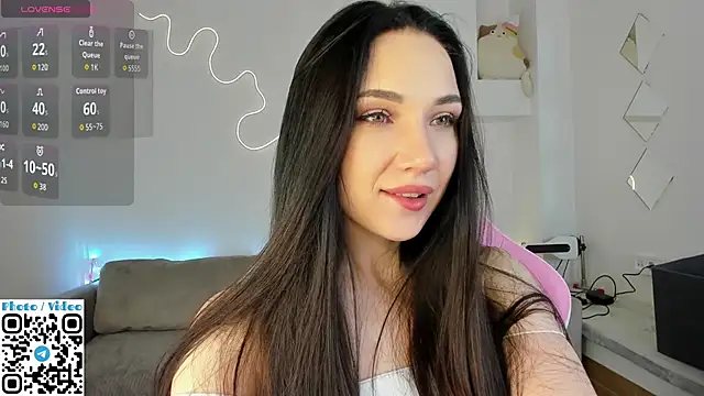 Snapshot of Helen_Spark chatting on 10.27.25 Helen Spark online show from 10.27.25