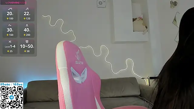 Snapshot of Helen_Spark chatting on 11.12.25 Helen Spark online show from 11.12.25