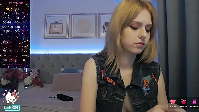 Snapshot of WendyMey chatting on 09.30.25 WendyMey online show from 09.30.25