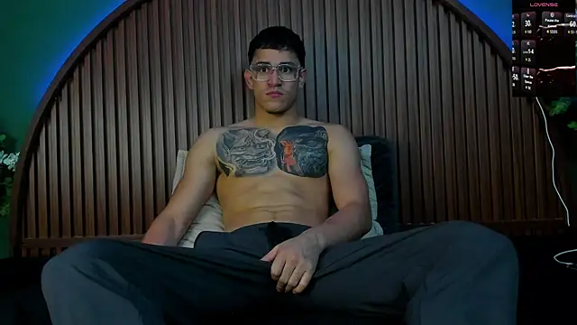 Snapshot of JeergMuscle chatting on 10.24.25 JeergMuscle online show from 10.24.25