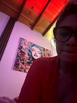 Snapshot of Agatha210 chatting on 10.12.25 Agatha210 online show from 10.12.25