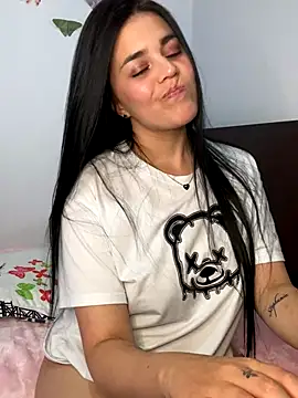 Snapshot of sophy_whiite_ chatting on 10.08.25 sophy whiite online show from 10.08.25