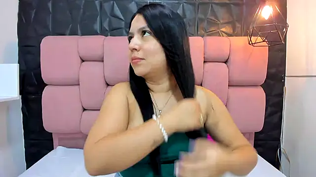 Snapshot of TessaCollinns chatting on 09.26.25 TessaCollinns online show from 09.26.25