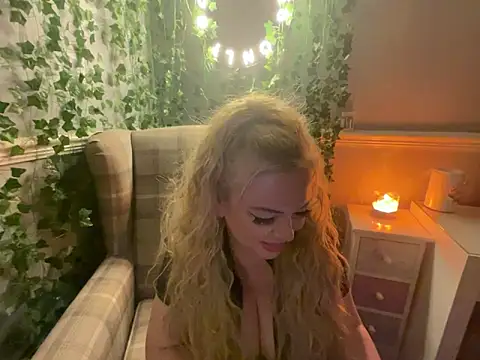 Snapshot of BonnyDesire chatting on 10.14.25 BonnyDesire online show from 10.14.25