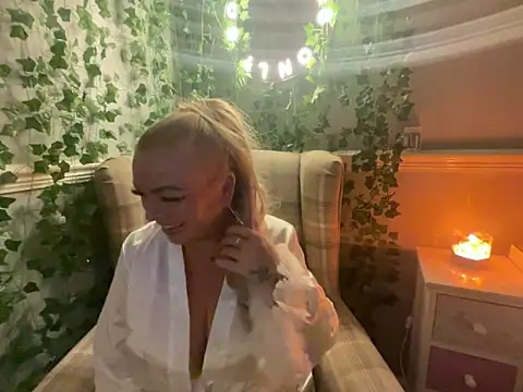 Snapshot of BonnyDesire chatting on 10.21.25 BonnyDesire online show from 10.21.25