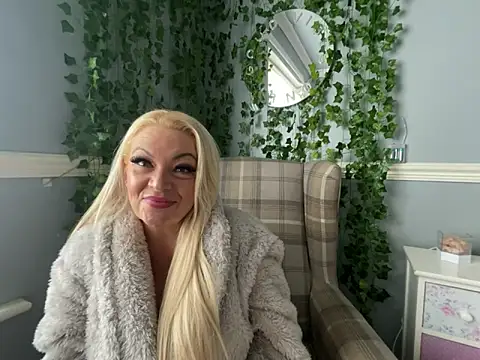 Snapshot of BonnyDesire chatting on 10.25.25 BonnyDesire online show from 10.25.25