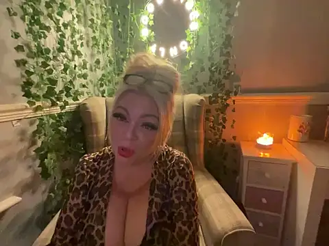 Snapshot of BonnyDesire chatting on 10.27.25 BonnyDesire online show from 10.27.25